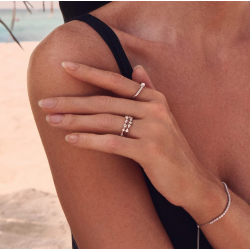 Ring Adria - med ferskvandsperler og hvide zirkoner.